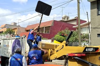 Una de las tareas permanentes que tiene la alcaldía es la recuperación del espacio público, por ello, el retiro de objetos que obstruyen la calle es un trabajo recurrente, así como el de informar a la ciudadanía que las banquetas y el arroyo vehicular deben estar libres para el tránsito vehicular o peatonal, pues el frente de las viviendas no es propiedad privada.