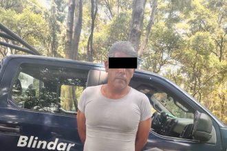 La Dirección de Seguridad Ciudadana y Prevención del Delito de la Alcaldía Benito Juárez, elementos de BlindarBJ 360• en coordinación con la Secretaría de Seguridad Ciudadana de la CDMX, vecinos y usuarias del Parque Arboledas, logró la detención de un individuo señalado por hostigar sexualmente y amenazar a mujeres y usuarios de la zona. FOTO: Alcaldía BJ