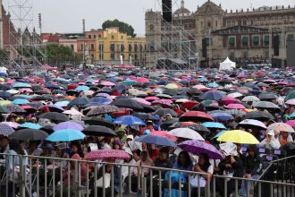 Brugada Molina explicó que Mercomuna significa mercado, comunidad y abasto, y que se trata de una medida que no sólo apoya a los hogares capitalinos, sino que genera un círculo virtuoso de consumo local. FOTO: Especial