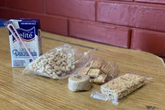 A diferencia de años anteriores, que se proporcionaba el alimento en la cuarta semana del año lectivo, en esta ocasión inicia en la semana dos del presente ciclo escolar; también, por primera vez, a cada ración alimenticia, en la modalidad fría, se le incorporará verdura deshidratada un día a la semana, a fin de enriquecer su valor nutricional. FOTO: Especial