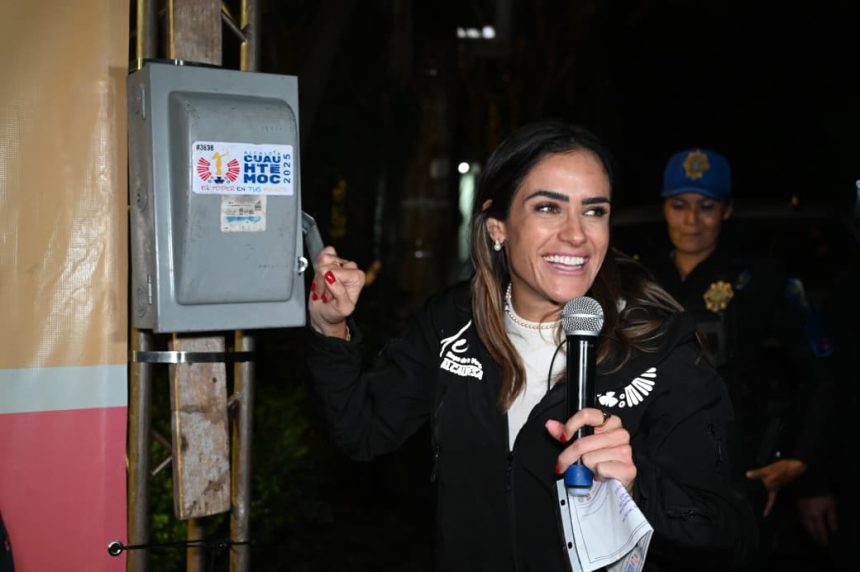 En la colonia Condesa, la alcaldesa Alessandra Rojo de la Vega encabezó el encendido simbólico y la entrega de 467 luminarias, que permitirán iluminar 9.87 kilómetros de vialidades y áreas comunes. FOTO: Especial
