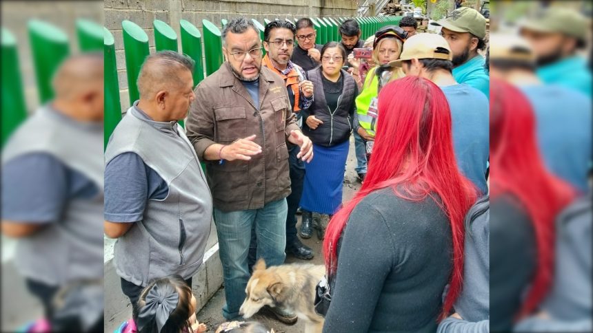 Encabezado por el alcalde Fernando Mercado, se realizan trabajos para el retiro de escombros tras deslizamiento de tierra en la ladera de la Col. Ixtlahualtongo. FOTOS: Especial