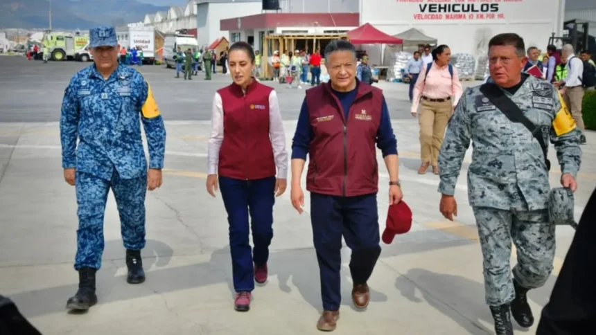 La presidenta de México, Claudia Sheinbaum Pardo; y el gobernador de Hidalgo, Julio Menchaca Salazar; encabezaron una gira de trabajo por los municipios de Huehuetla y Tianguistengo, con el objetivo de dialogar con la gente, supervisar las acciones de apoyo y fortalecer la coordinación interinstitucional para atender esta emergencia. FOTO: Especial