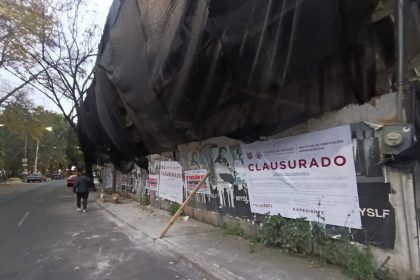 La alcaldía Coyoacán dio a conocer que este lunes se registró un incidente en donde un grupo de manifestantes que protestaban en el Palacio de Cortés fueron salpicados con agua con una manguera que le fue arrebatada a un trabajador de la demarcación, quien realizaba tareas de limpieza del Jardín Hidalgo. FOTO: Especial